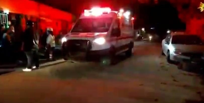 Los vecinos llamaron al 911 para reportar violencia doméstica, en minutos arribaron paramédicos de la Cruz Roja para atender al lesionado