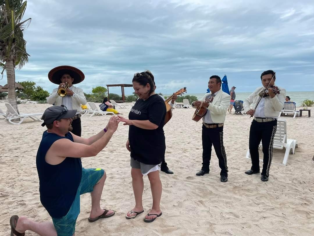 Turista le propone matrimonio a su pareja en Progreso, Yucatán