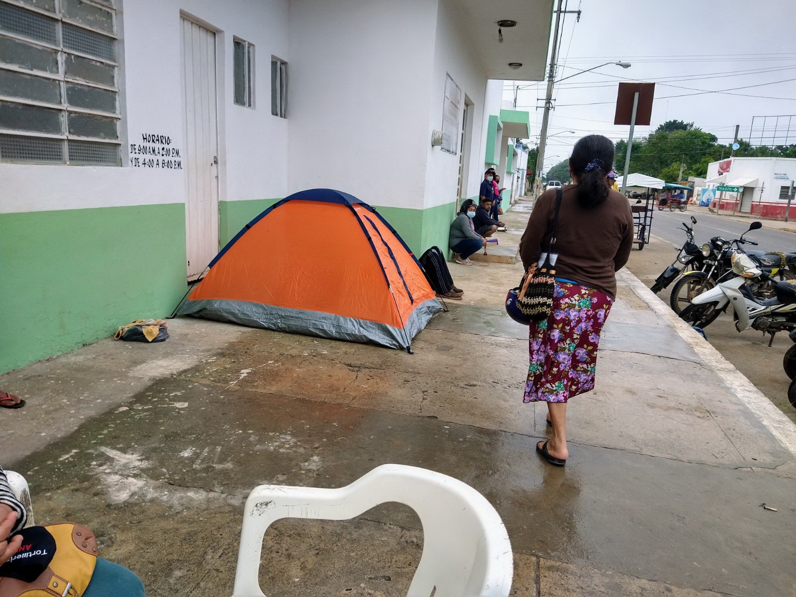 Ciudadanos acampan afuera del módulo del INE en Peto por una ficha