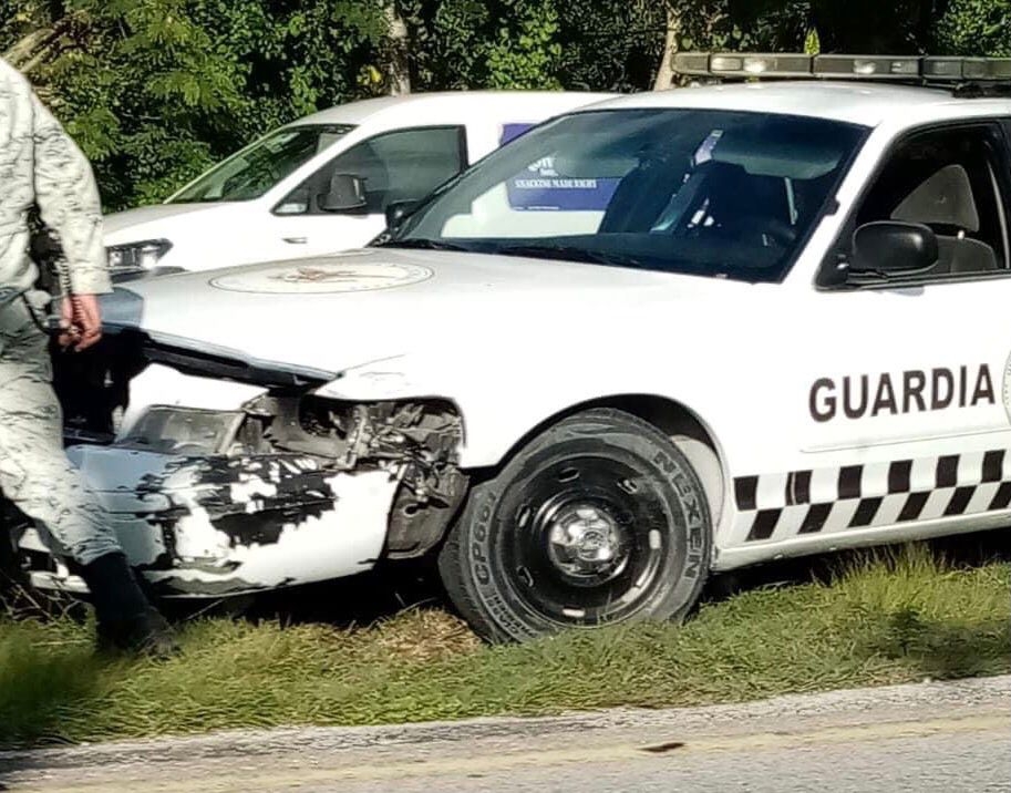 Patrulla de la Guardia Nacional choca contra automovilista en carretera Cancún-Puerto Morelos