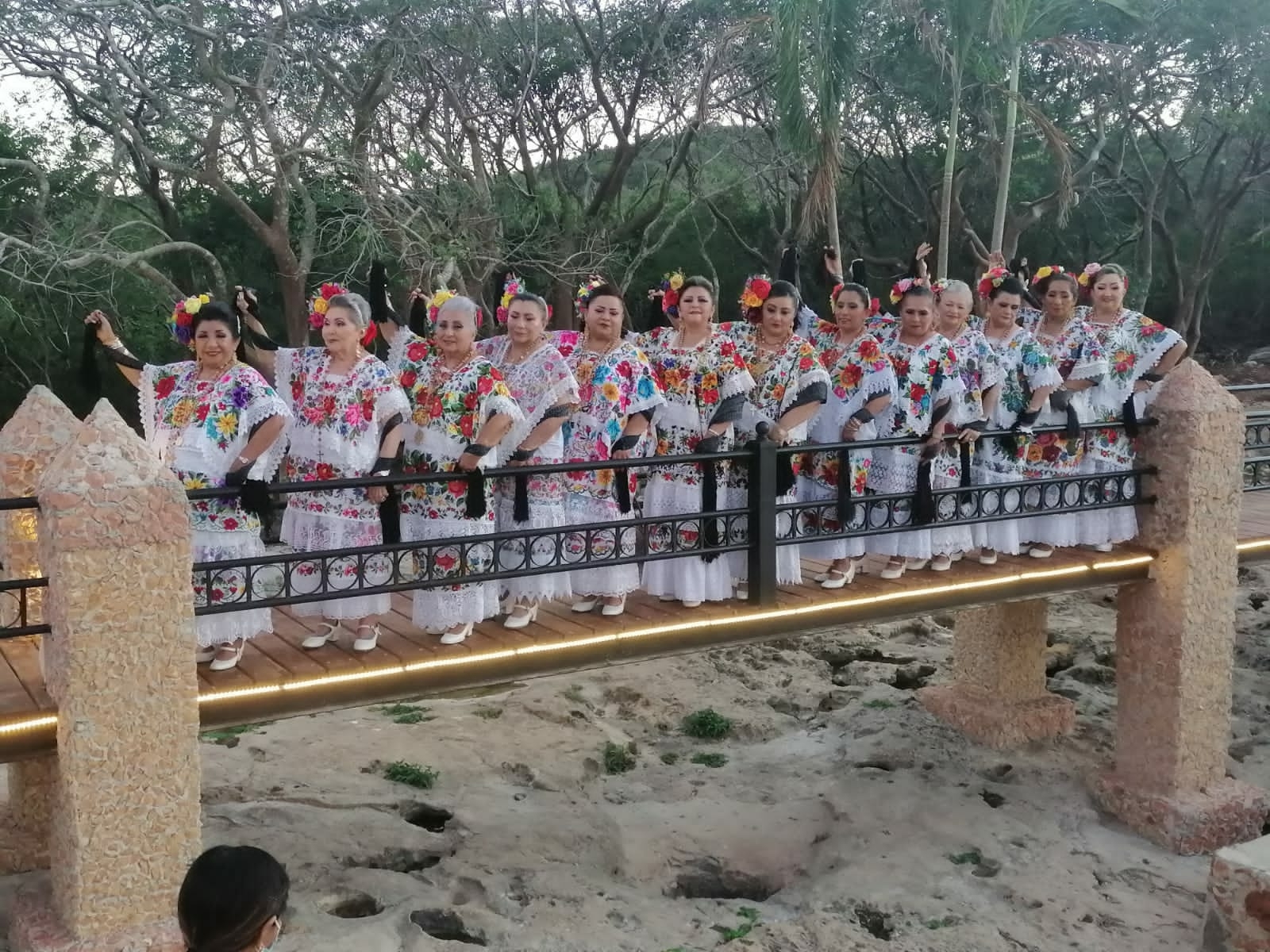 Abuelitas del grupo folklórico "Flor de Yucatán" celebran séptimo aniversario en Tekax