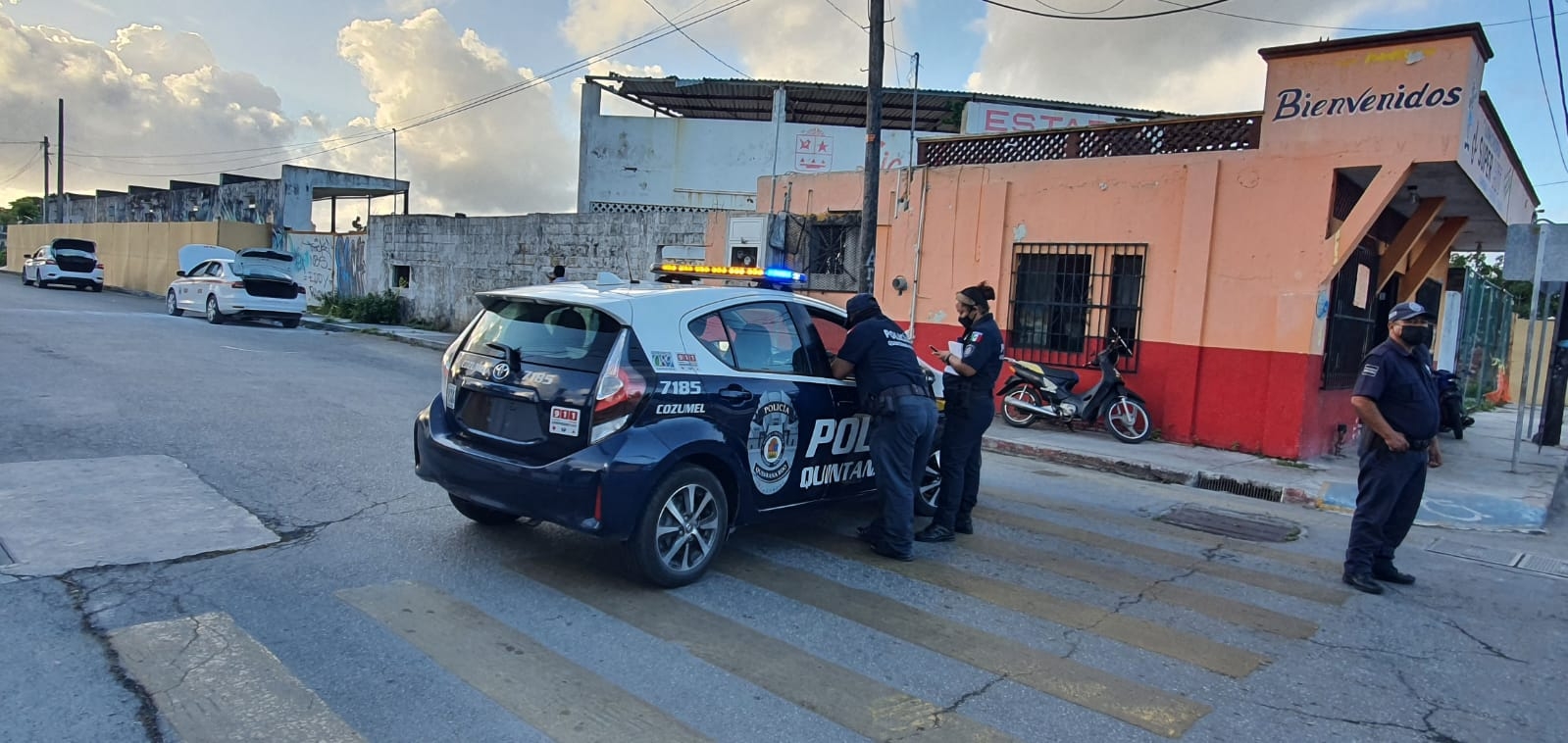 Elementos de la Policía Municipal de Cozumel cerraron el paso para prevenir algún percance tras el reporte de un incendio de un taxi