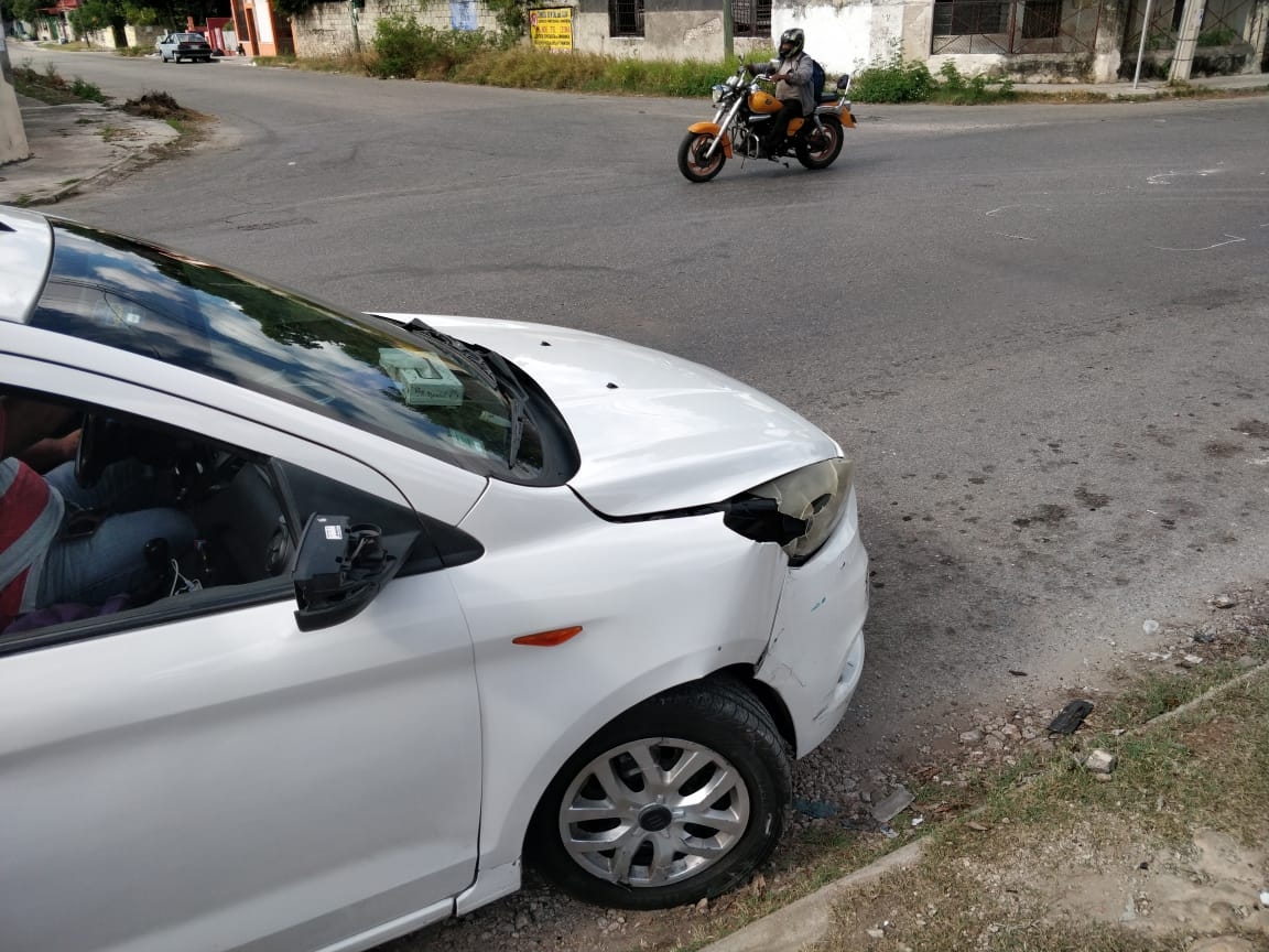 Automovilista choca y se da a la fuga en la colonia Santa Rosa de Mérida