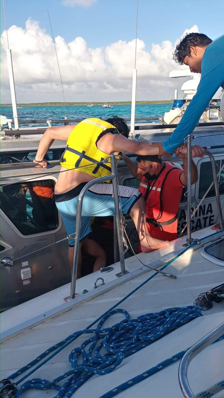 Rescatan a 17 turistas de una embarcación a punto de hundirse en Cozumel