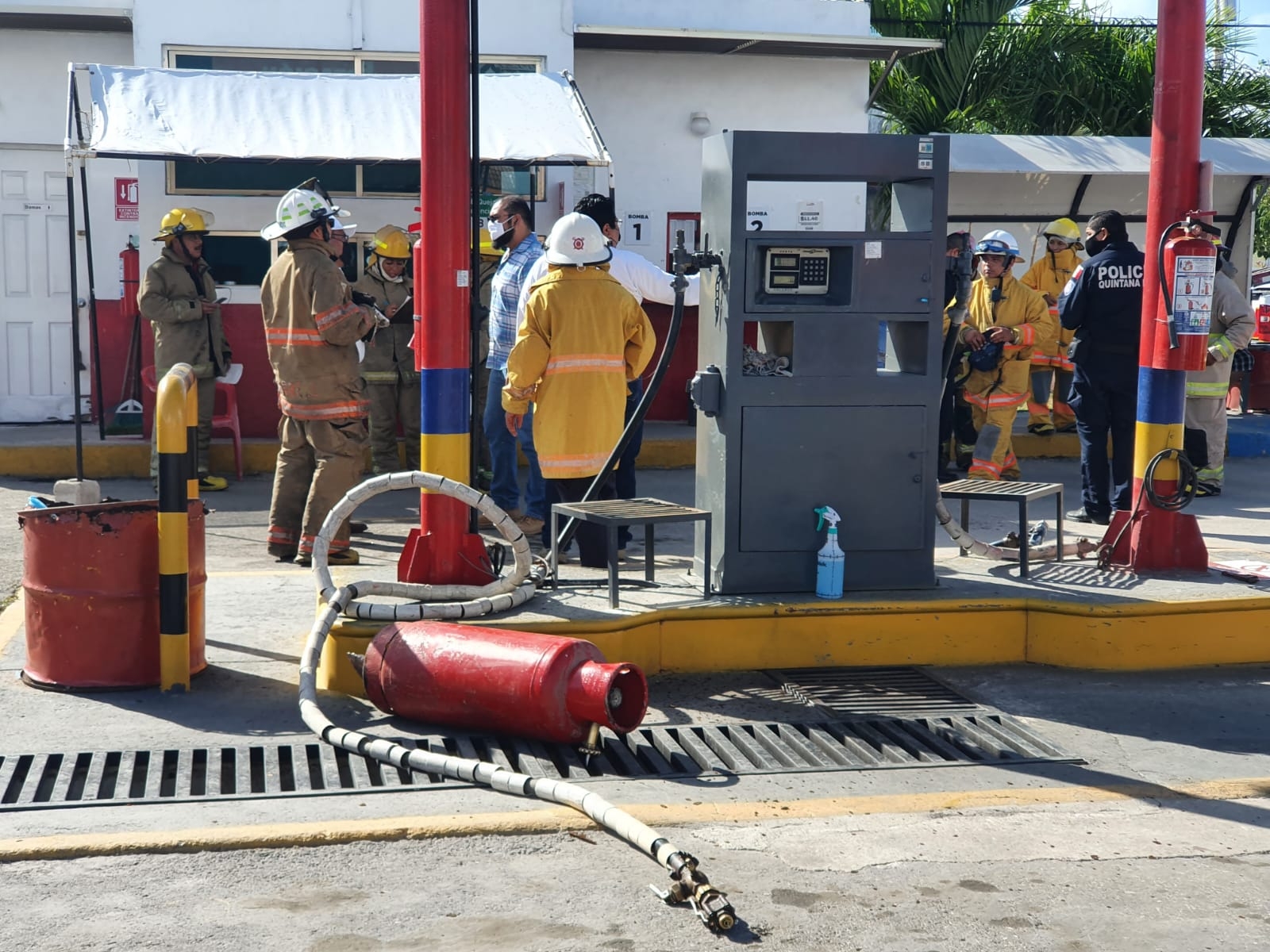 Bomberos y Protección Civil de Chetumal acudieron a la zona para movilizar a ciudadanos y controlar la fuga de gas