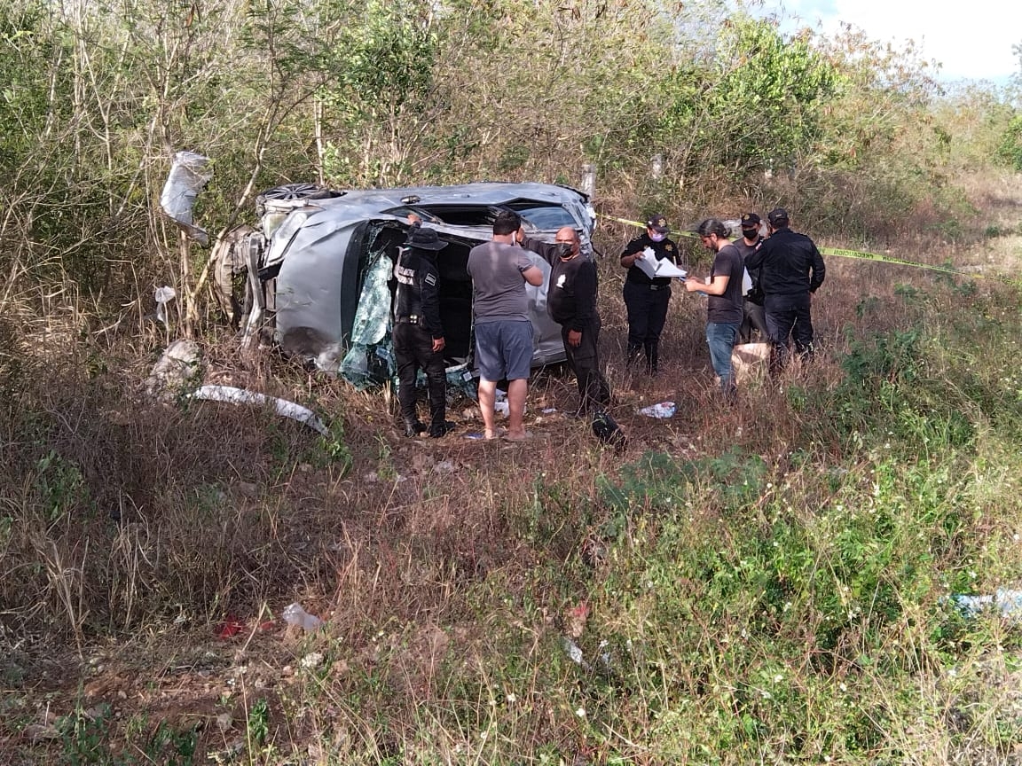 Conductor se sale del camino y termina volcado en la carretera Mérida - Tizimín