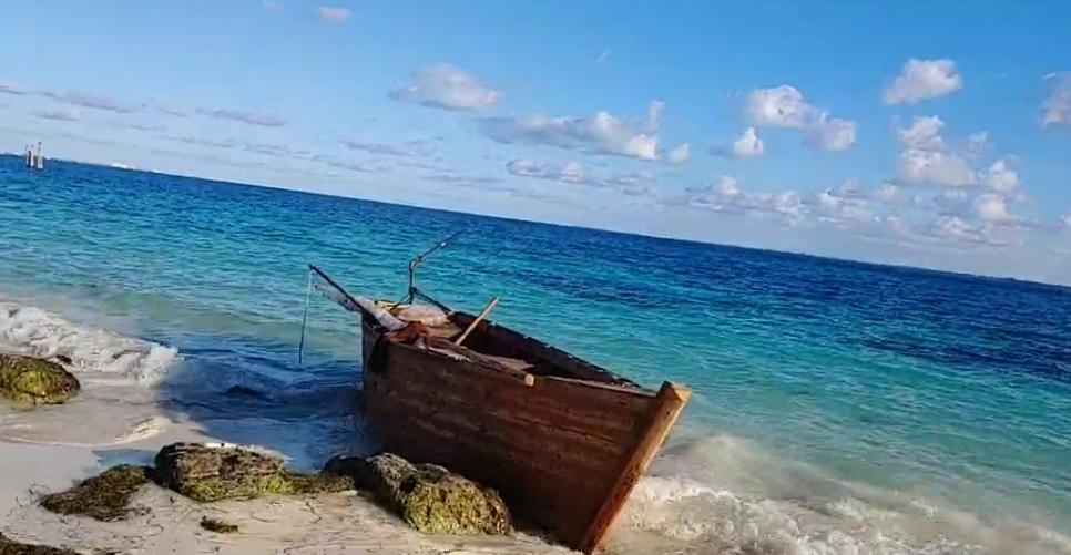 Hallan bote abandonado en Playa Tortugas de Cancún; buscan a sus tripulantes