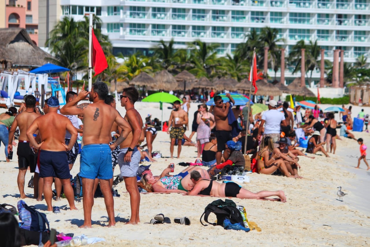 En el caso de Playa Fórum en Cancún, se contabilizaron cerca de 100 personas disfrutando del mar