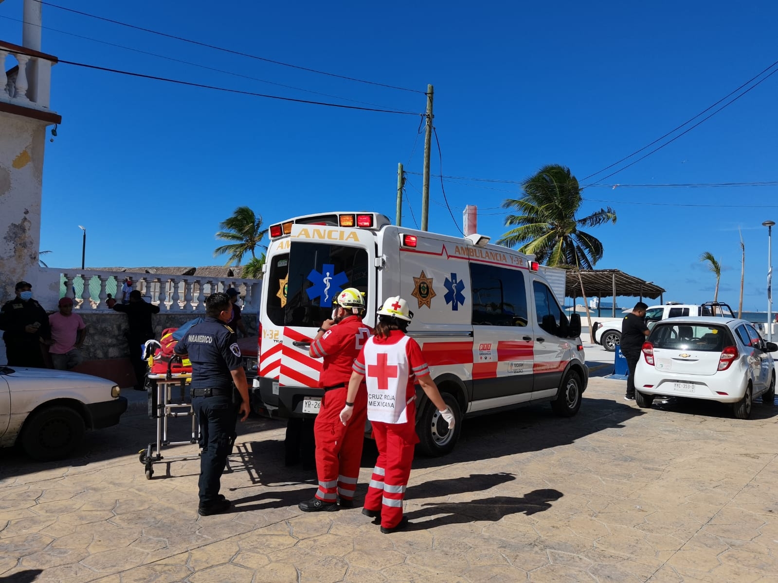 Derrumbe de restaurante deja dos personas lesionadas en Progreso, Yucatán