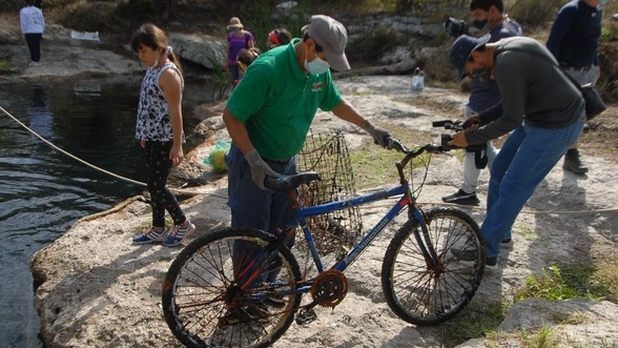 Voluntarios hallan una bicicleta y llantas al fondo del cenote de Chen Há en Mérida: VIDEO