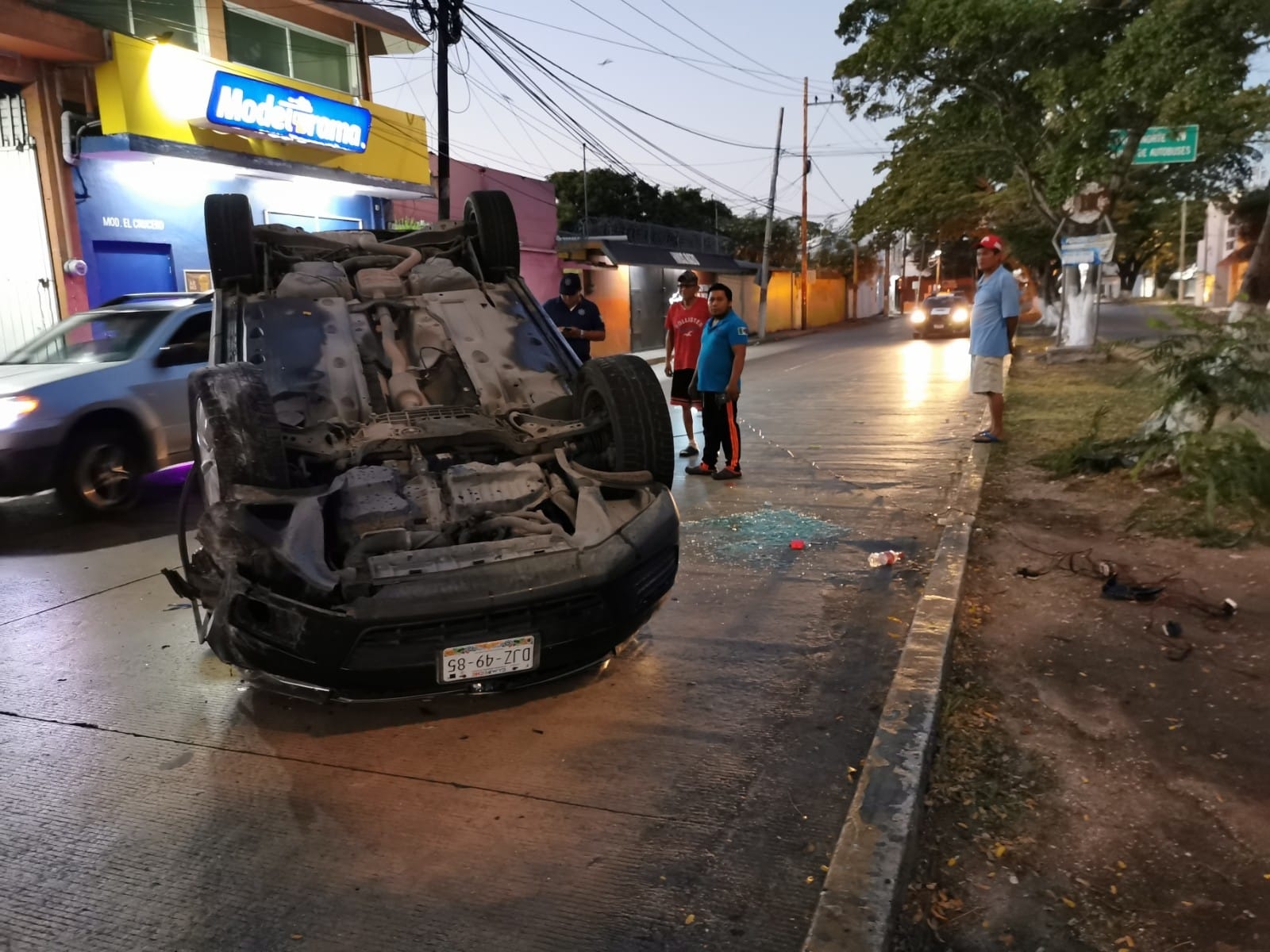 Ciudad del Carmen: Vuelca camioneta en la colonia Francisco I. Madero; conductor huye del lugar