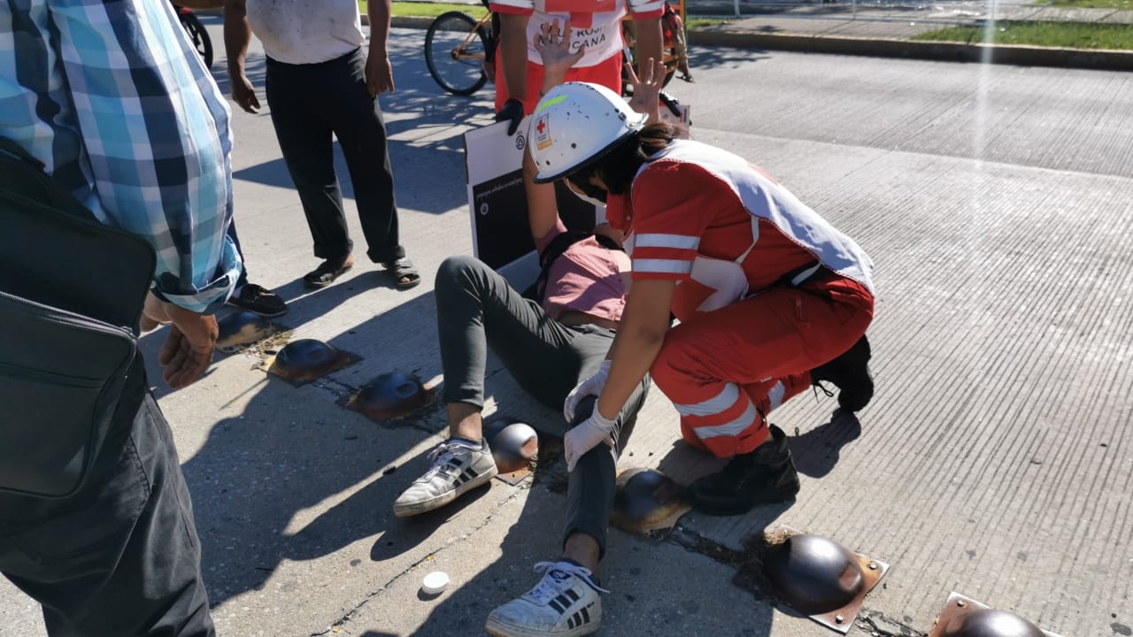 Dos jóvenes derrapan en una moto y terminan heridos en Ciudad del Carmen
