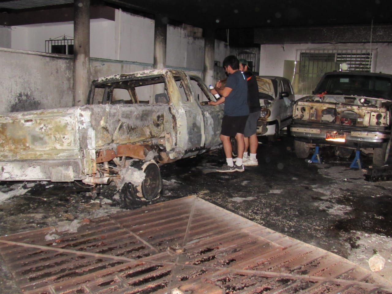 Cortocircuito provoca incendio de tres vehículos en una vivienda de Mérida