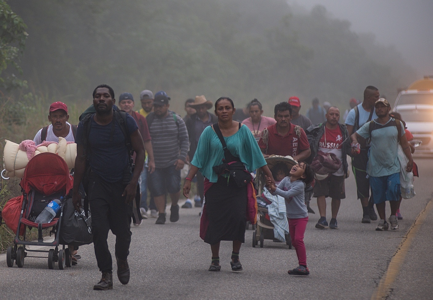 Camioneta de INM atropella a dos migrantes en Puebla