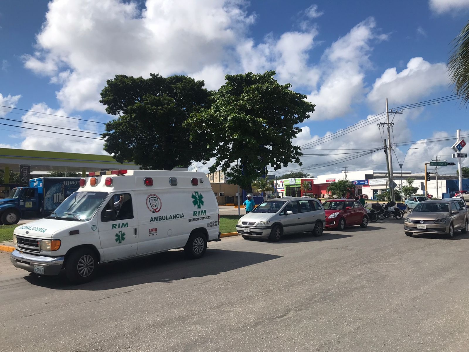 Motociclista se pasa el alto y choca contra un auto en la Av. López Portillo en Cancún