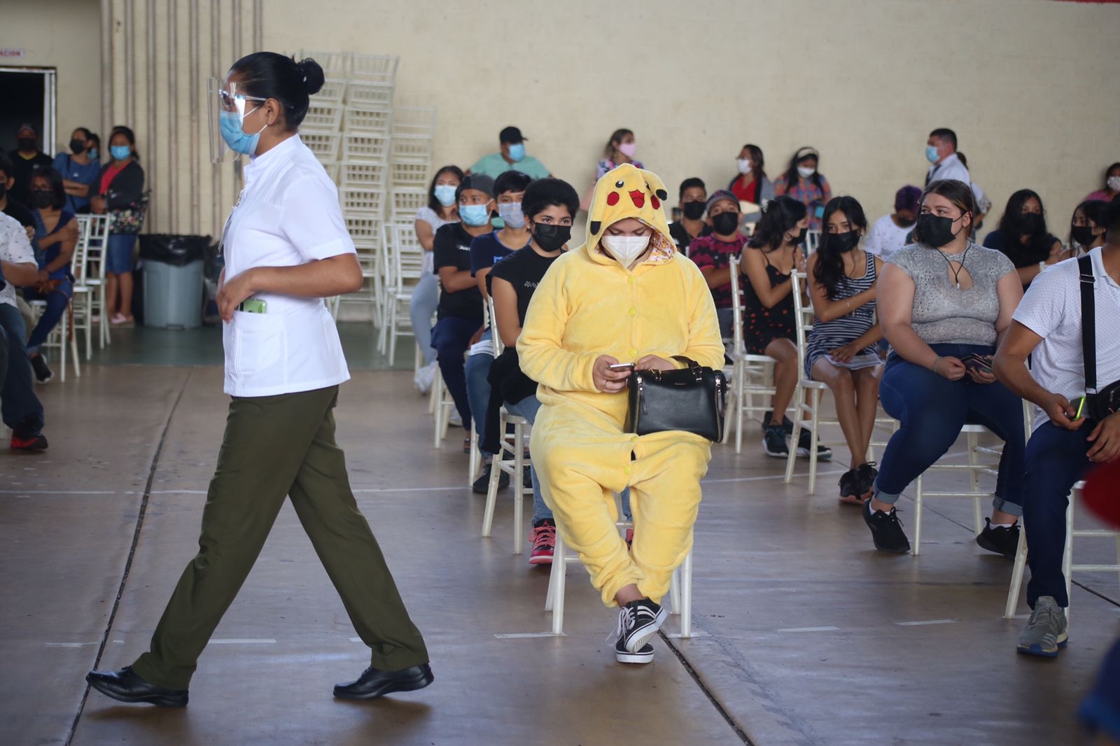 Vestida de Pikachu, adolescente recibe primera dosis contra el COVID-19 en Mérida