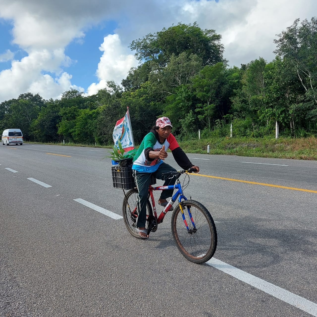 Peregrinos guadalupanos recorren carreteras del sur de Quintana Roo; su destino, Chetumal