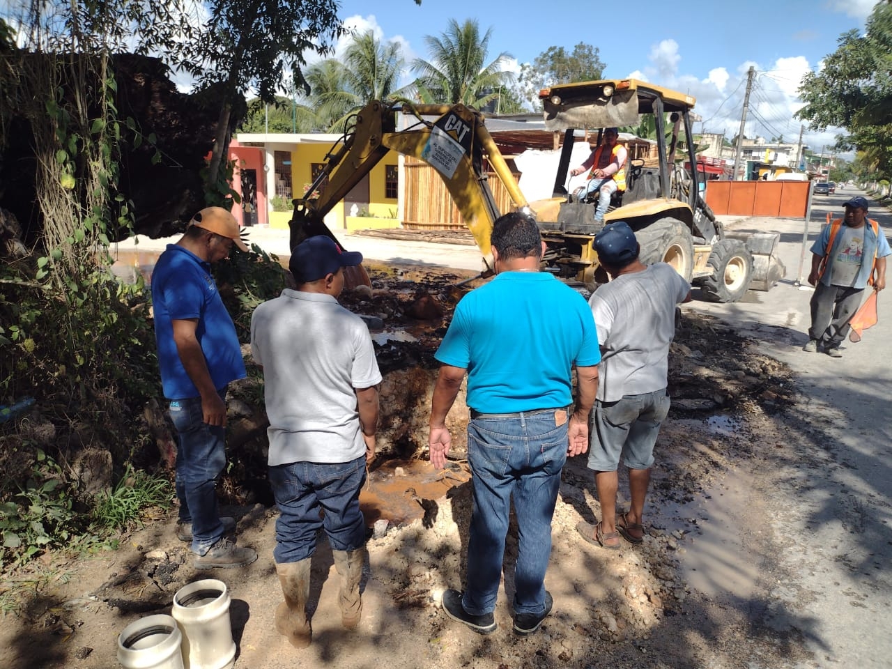 Maquinaria pesada rompe tubo y deja sin agua a 15 colonias de Carrillo Puerto