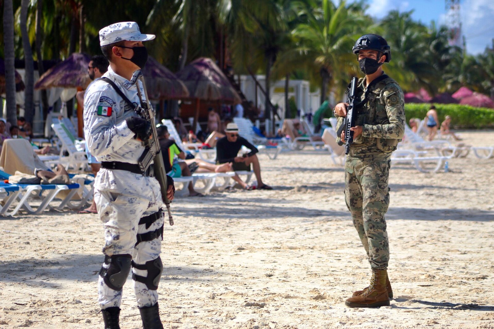 Aseguran tres motos acuáticas tras detonaciones de arma de fuego en Playa Langosta de Cancún