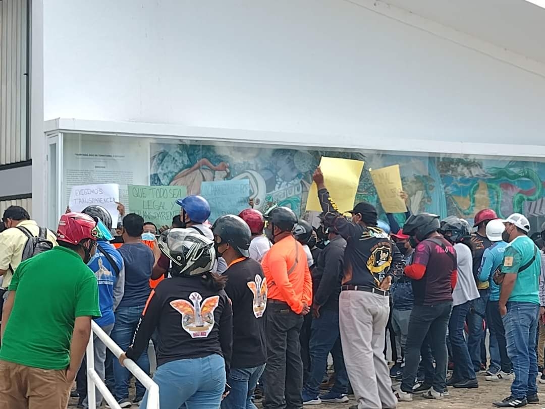 Motorepartidores se manifiestan frente al Congreso del Estado en Chetumal