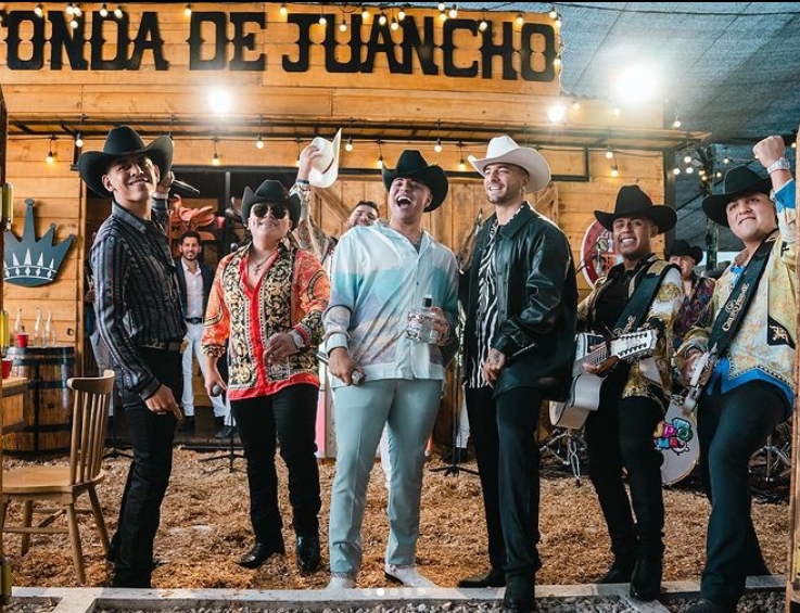 Con sombrero y botas, Maluma canta junto a Grupo Firme