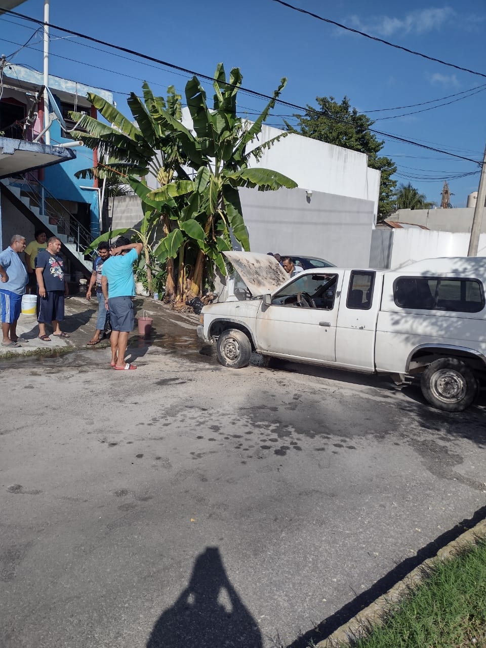 Cortocircuito provoca incendio de un vehículo en la colonia Bravo de Chetumal