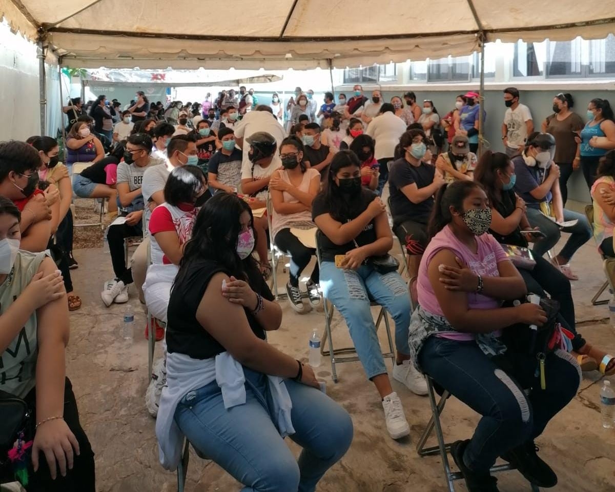 Más de mil jóvenes asisten a su primera dosis de la vacuna contra el COVID-19 en Progreso