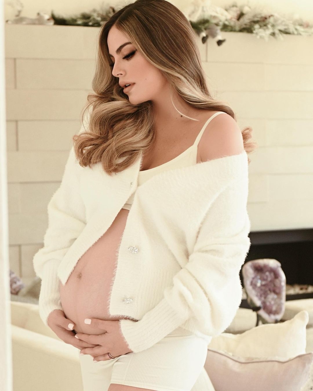 Ximena Navarrete, ex Miss Universo, presume la llegada de su primer bebé