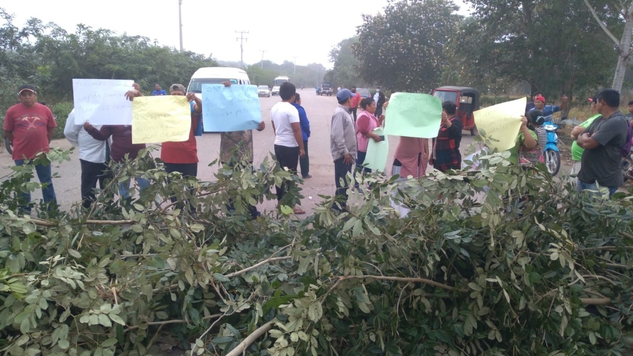 Carboneros de Hopelchén bloquean carretera tras clausura de hornos clandestinos