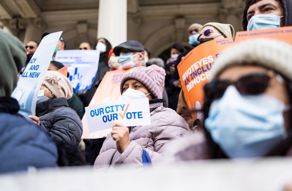 Nueva York otorga derecho al voto a migrantes residentes