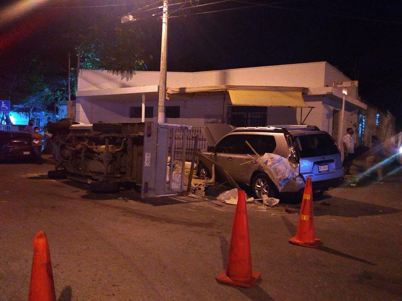 Dos camionetas se chocan y una termina volcada en Mérida