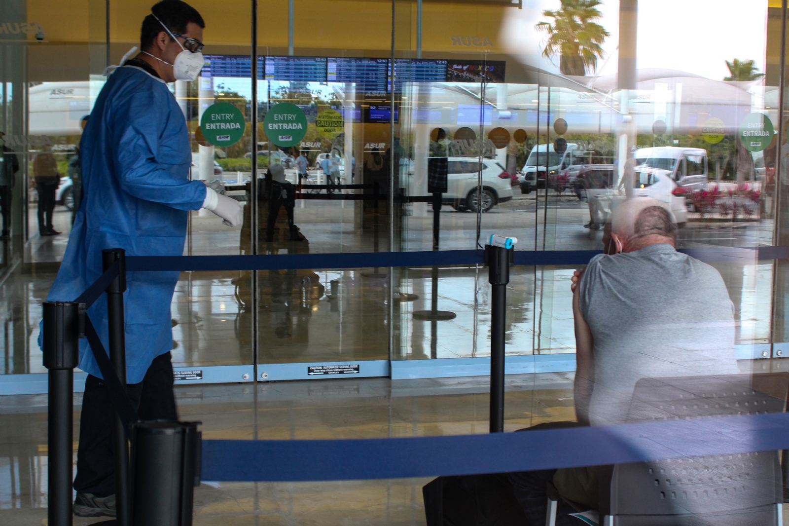 Fallan protocolos en aeropuerto de Cancún, turista alemán da positivo a COVID-19