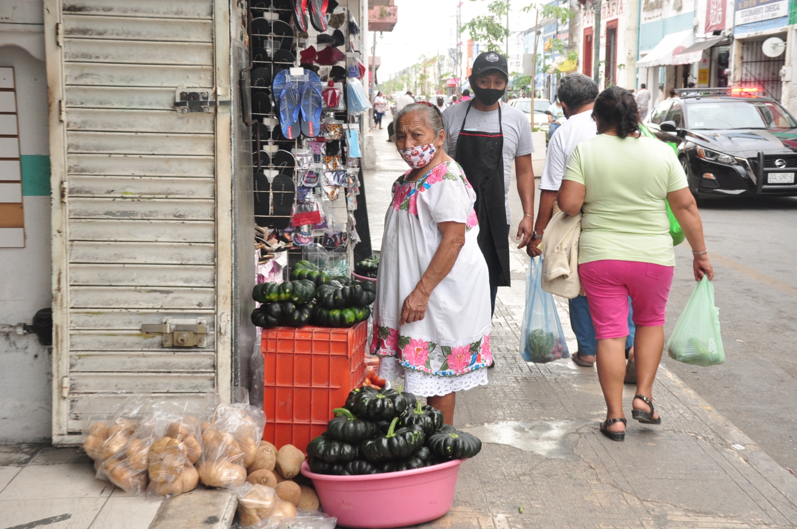 Mercados de Mérida, Yucatán, saturados de ambulantes, denuncian locatarios