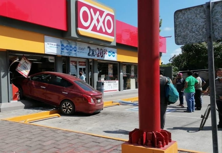 Automovilista choca contra un Oxxo en Ciudad del Carmen