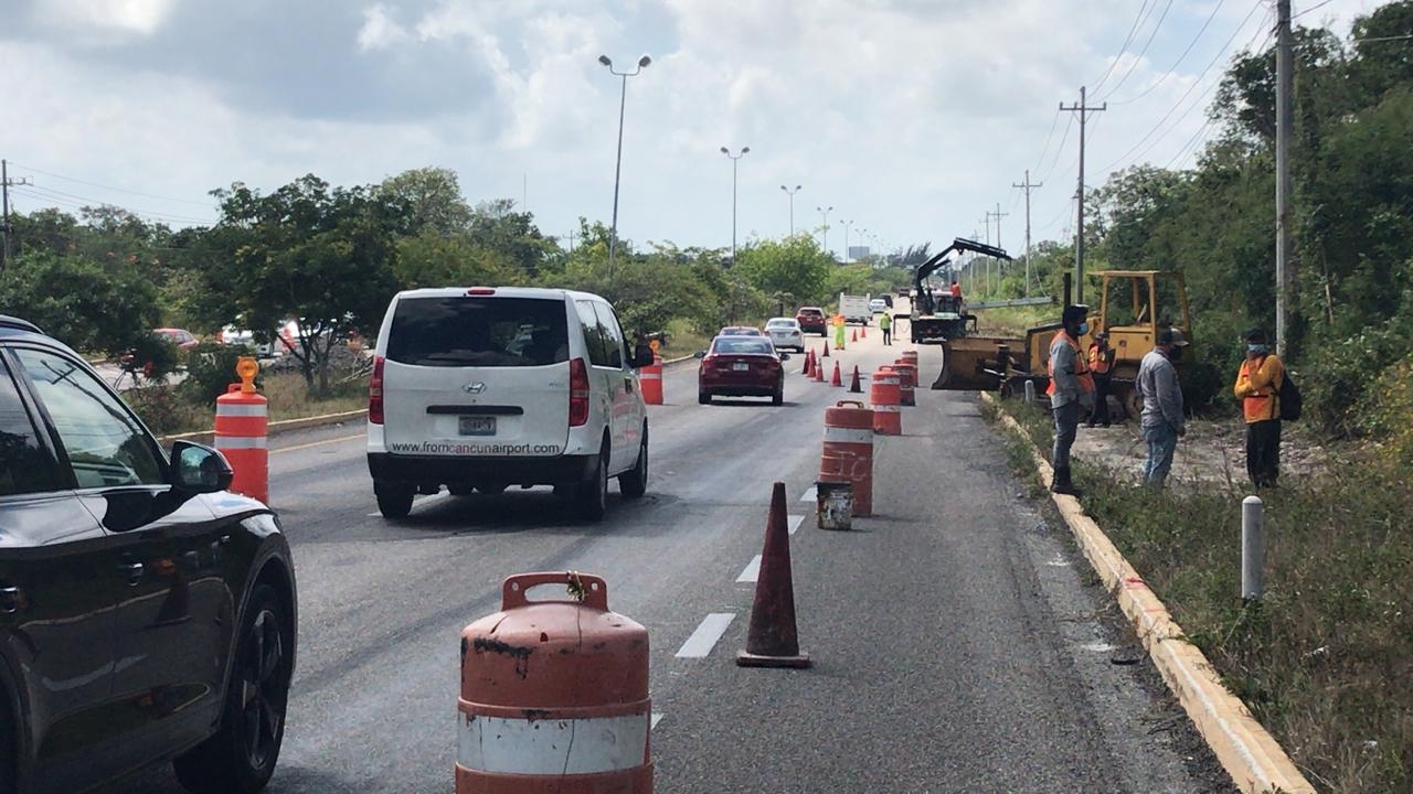 Comienzan reparaciones por socavón en carretera Cancún-Playa del Carmen