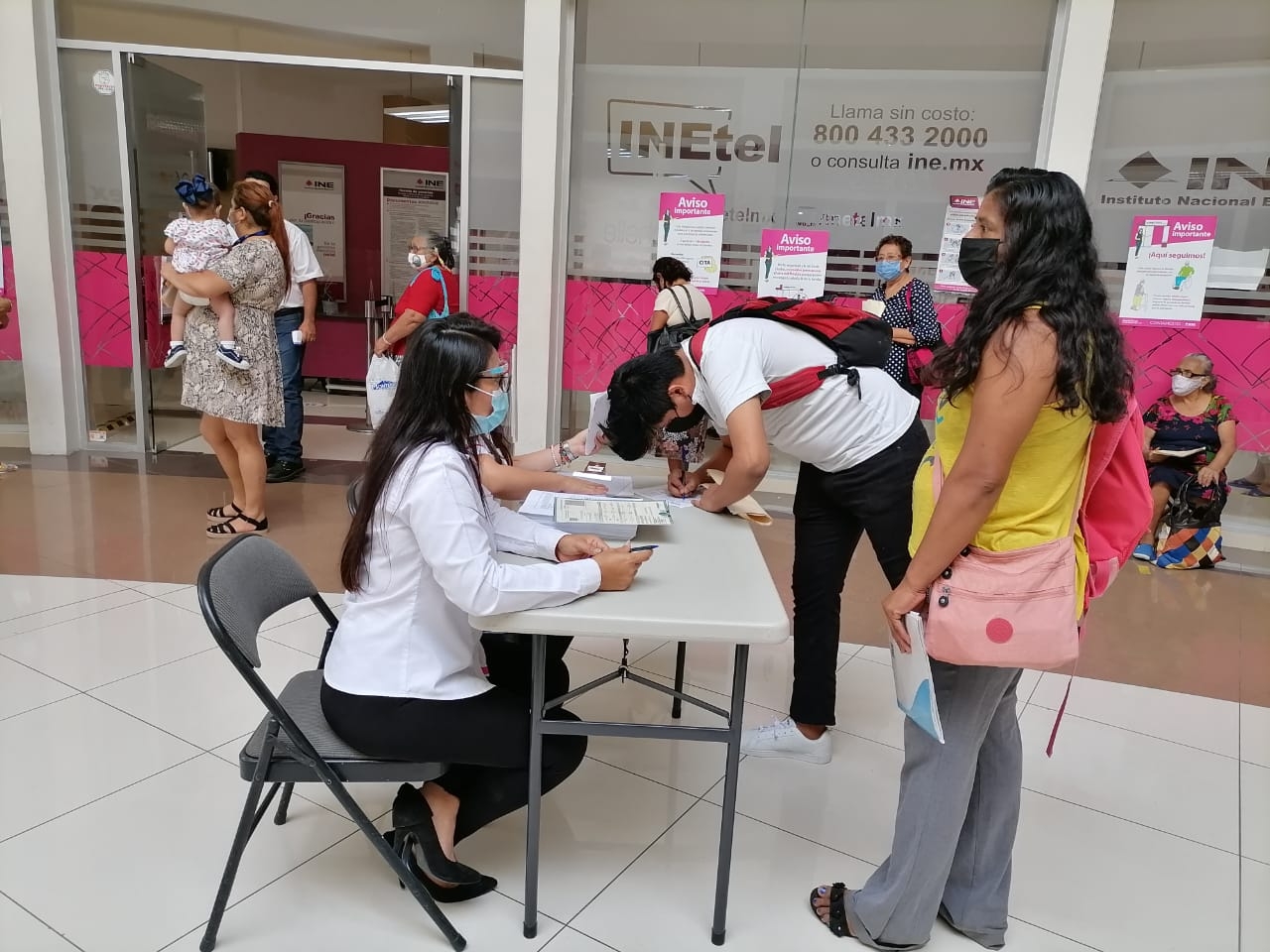 Abarrotan INE en Ciudad del Carmen por renovación de credenciales para votar