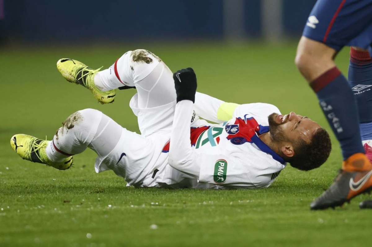 Neymar se harta de recibir faltas y abandona terreno de juego