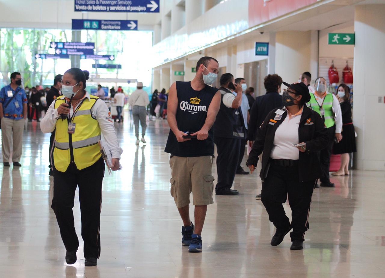 Turista al que impidieron el paso, abandona el aeropuerto de Cancún