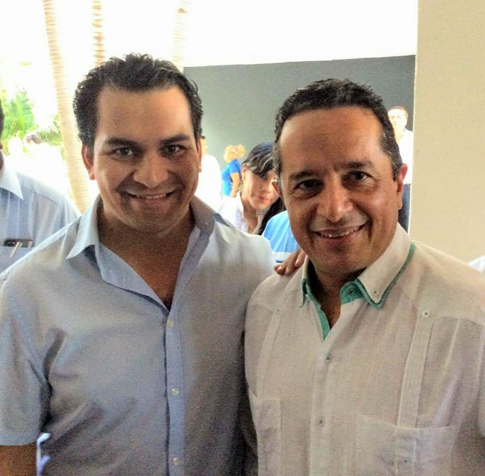 Uno de los presuntos implicados se fotografío con el Gobernador de Quintana Roo