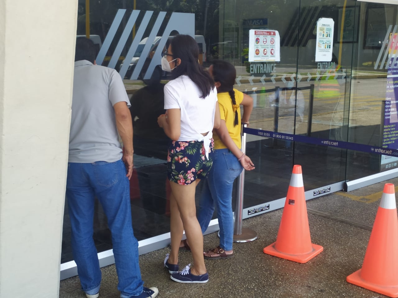 Padre es obligado a despedirse de su hija afuera del aeropuerto de Ciudad del Carmen