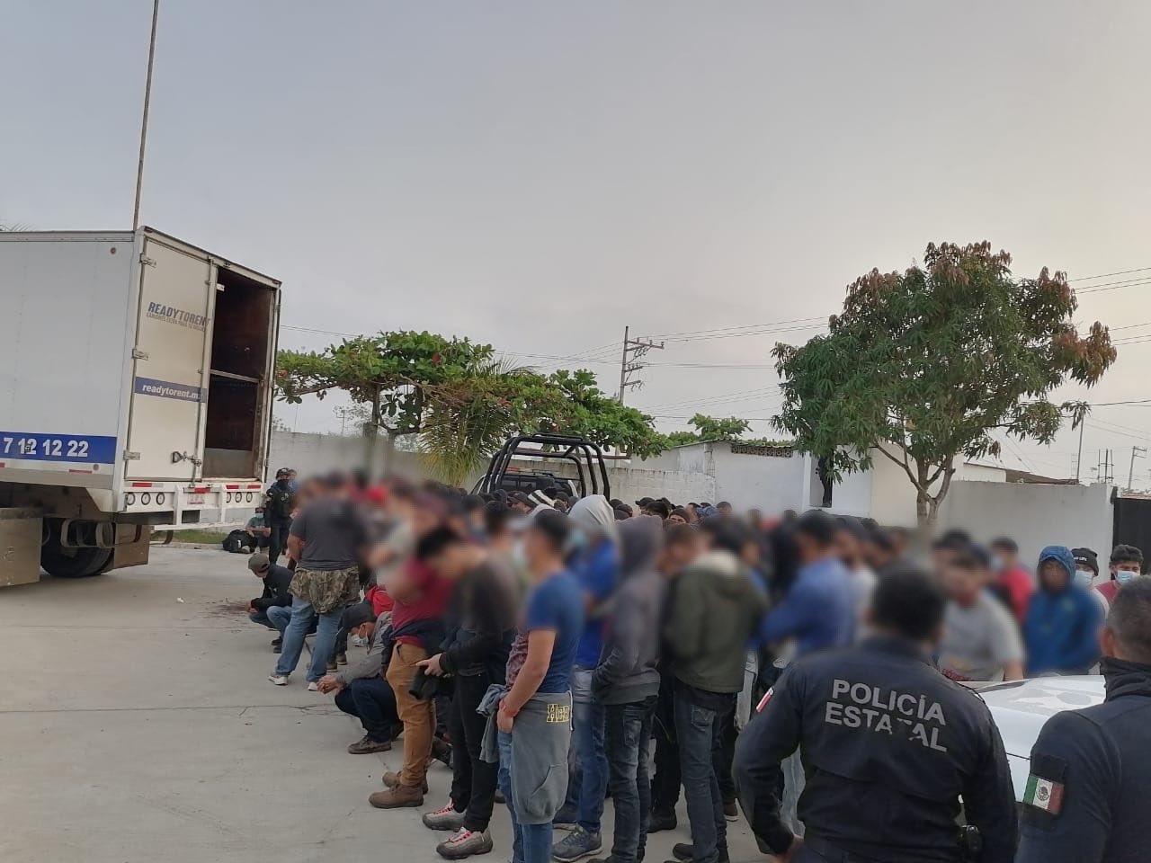 Rescatan a 158 migrantes que estaban dentro de un tráiler en Veracruz