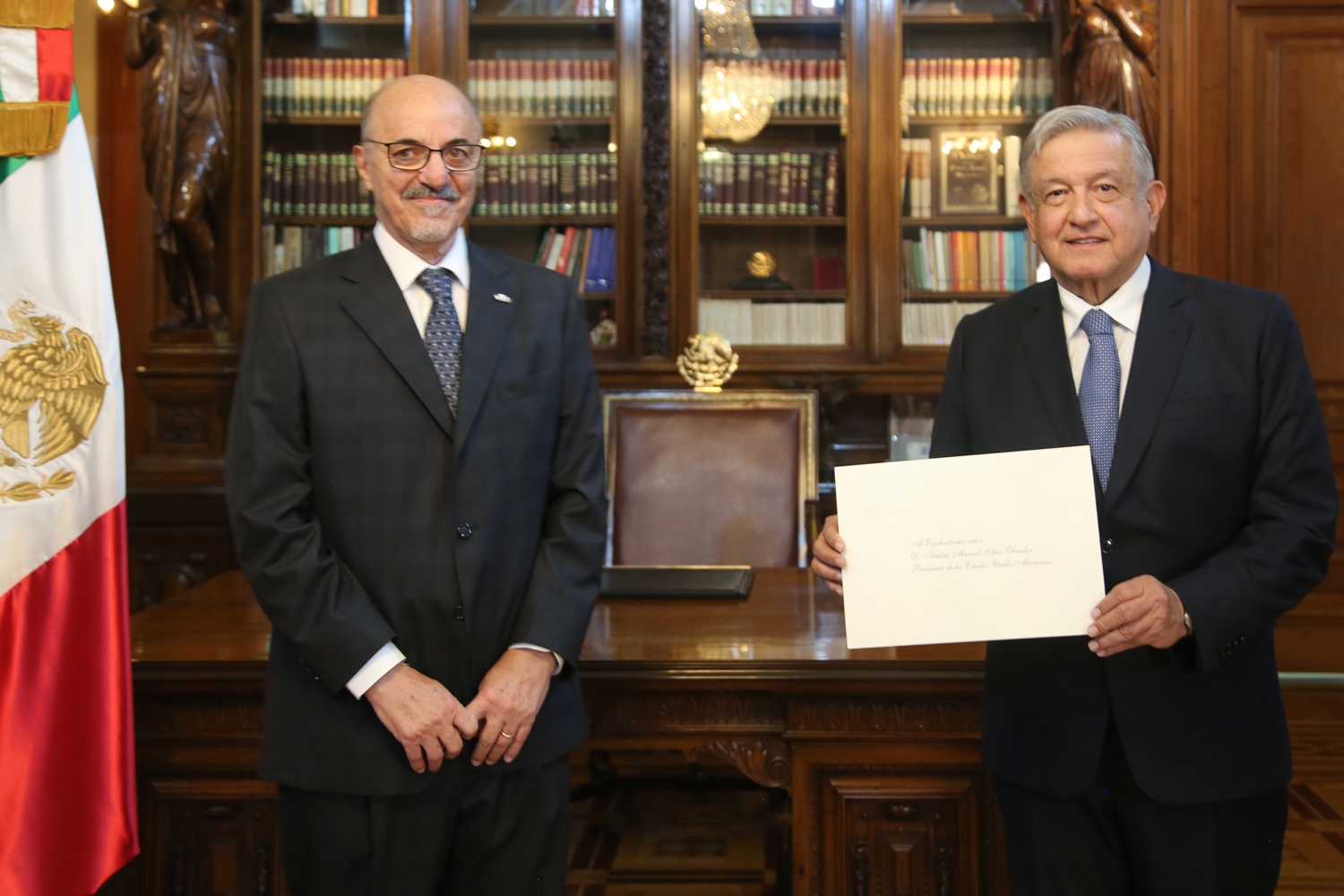 AMLO recibe cartas credenciales de seis embajadores en Palacio Nacional