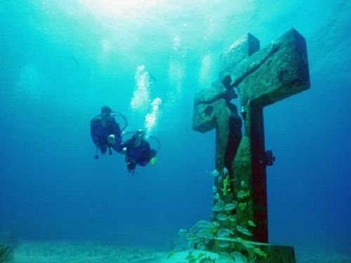 Cruz de la Bahía en Isla Mujeres, monumento oculto en el fondo del mar