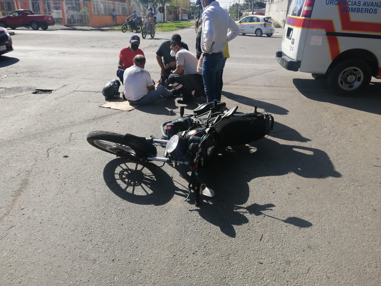 Accidente automovilístico en Chetumal deja a un motociclista lesionado