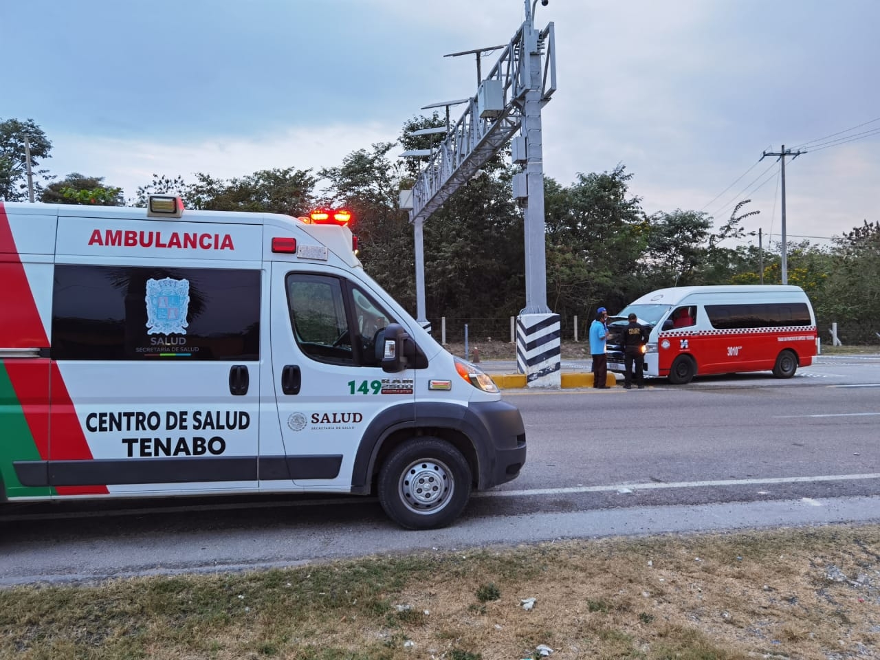 Abuelito muere a bordo de una ambulancia sobre la carretera Campeche - Mérida