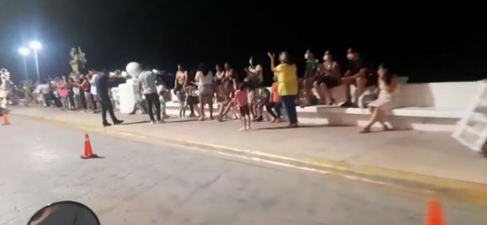 Cozumel se olvida del COVID-19, pobladores y visitantes se aglomeran en el malecón