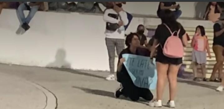 De 'soldado caído' a Youtuber: Rechazo de San Valentín en Cancún resulta una broma