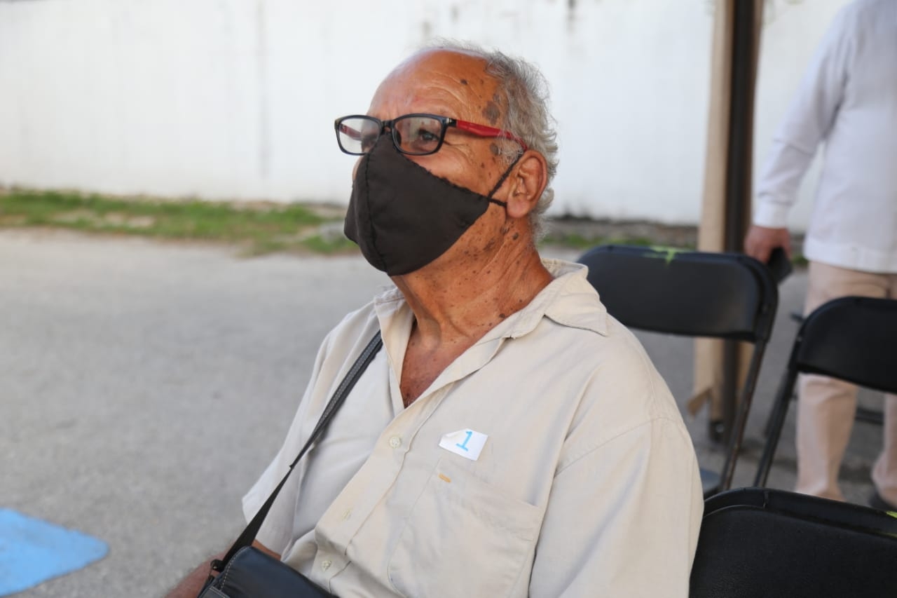 Juan Amador Banderas, primer abuelito vacunado contra COVID-19 en Puerto Morelos