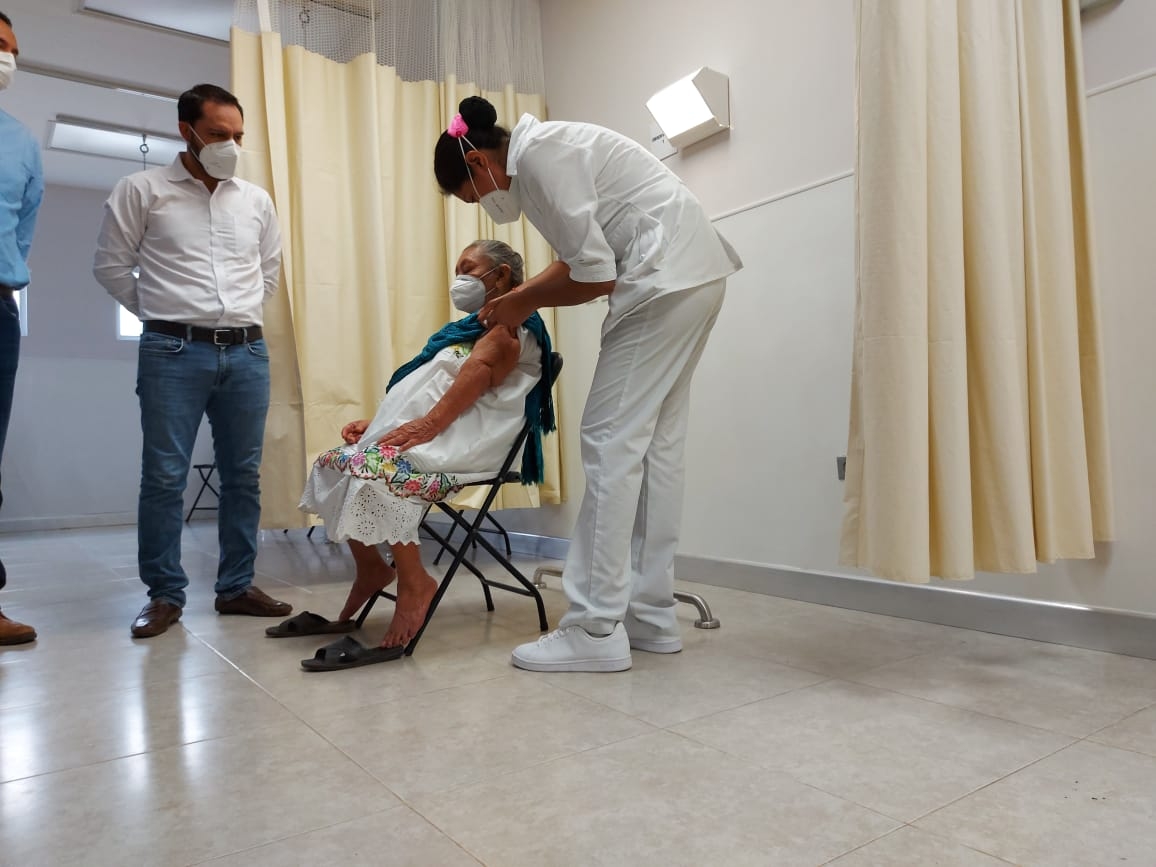 Justina Mex Hau, primera vacunada contra COVID-19 en Valladolid
