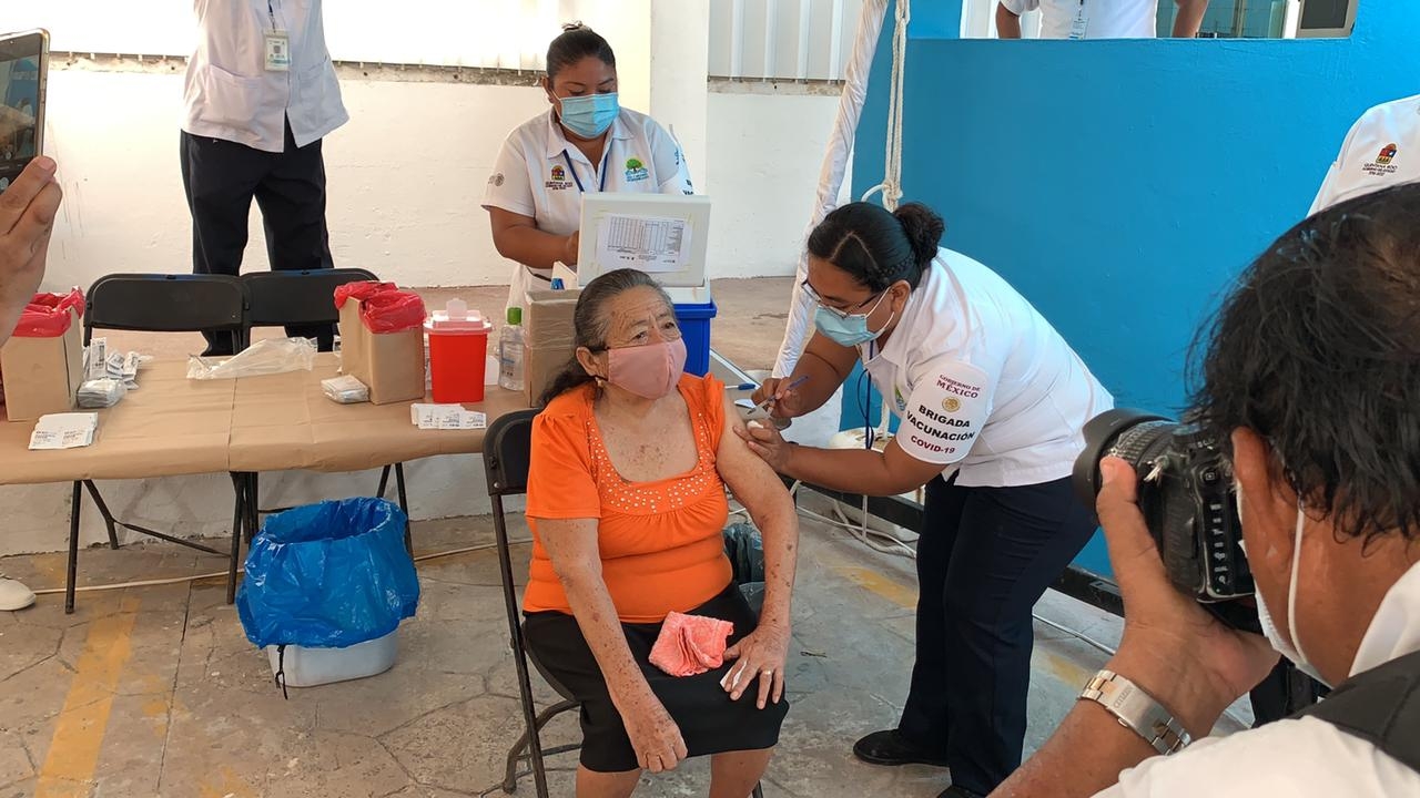 Lilia Uicab May, la primera abuelita en vacunarse contra el COVID-19 en Bacalar